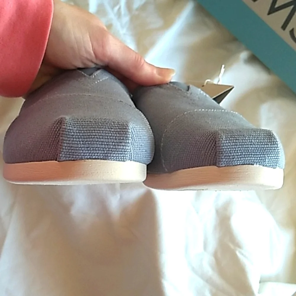 NIB Women's Toms light blue canvas shoes size 9.5 - Picture 6 of 9